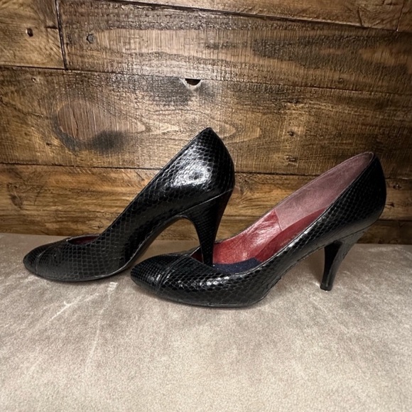 Leather Pumps by Stuart Weitzman - Picture 3 of 7